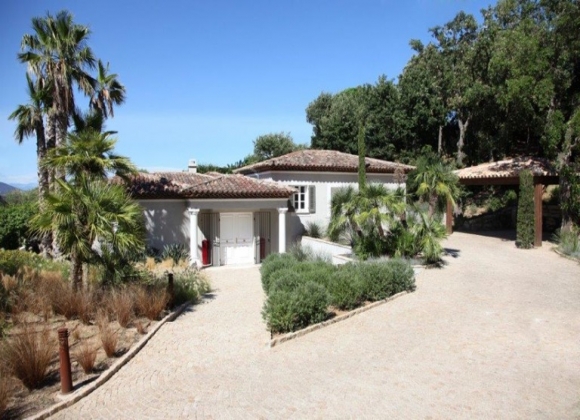 Rent Villa Grey and Blue in La Belle Isnarde Saint Tropez - front garden