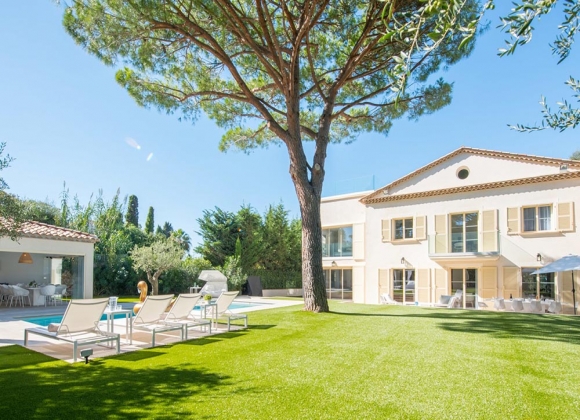 villa for rent st tropez place des lices anna property view