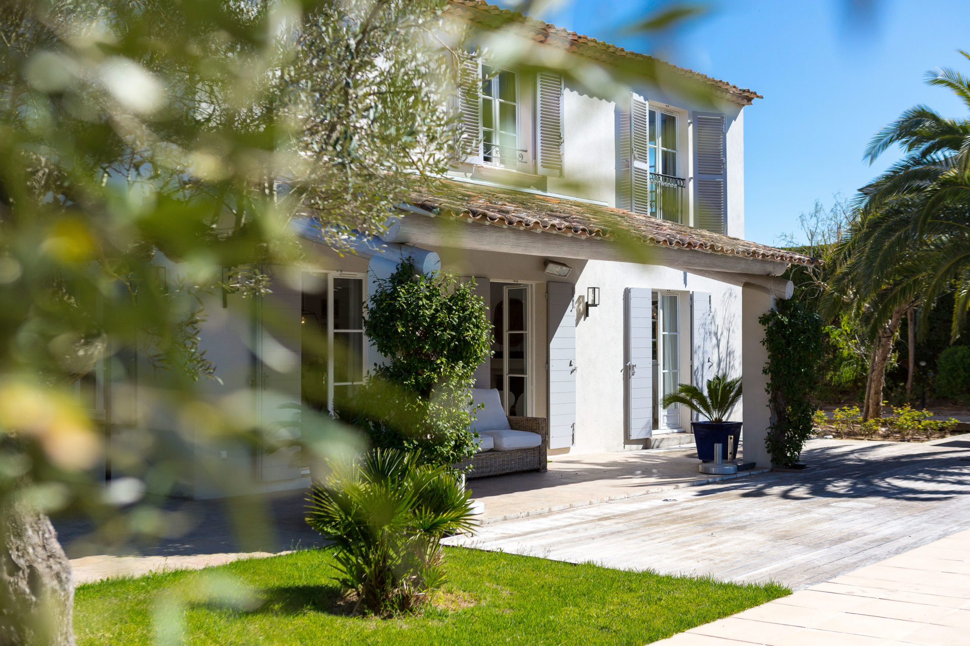 domaine de castellane_Front of house with garden and greenery in the sunshine